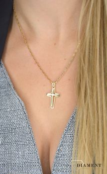 Złota zawieszka wisiorek krzyż 375  ZA 4713 375 Złoty wisiorek krzyżyk z białym złotym to biżuteria sakralna, która sprawdzi się jako prezent na takie okazje jak chrzest, bierzmowanie czy komunia. (3).jpg